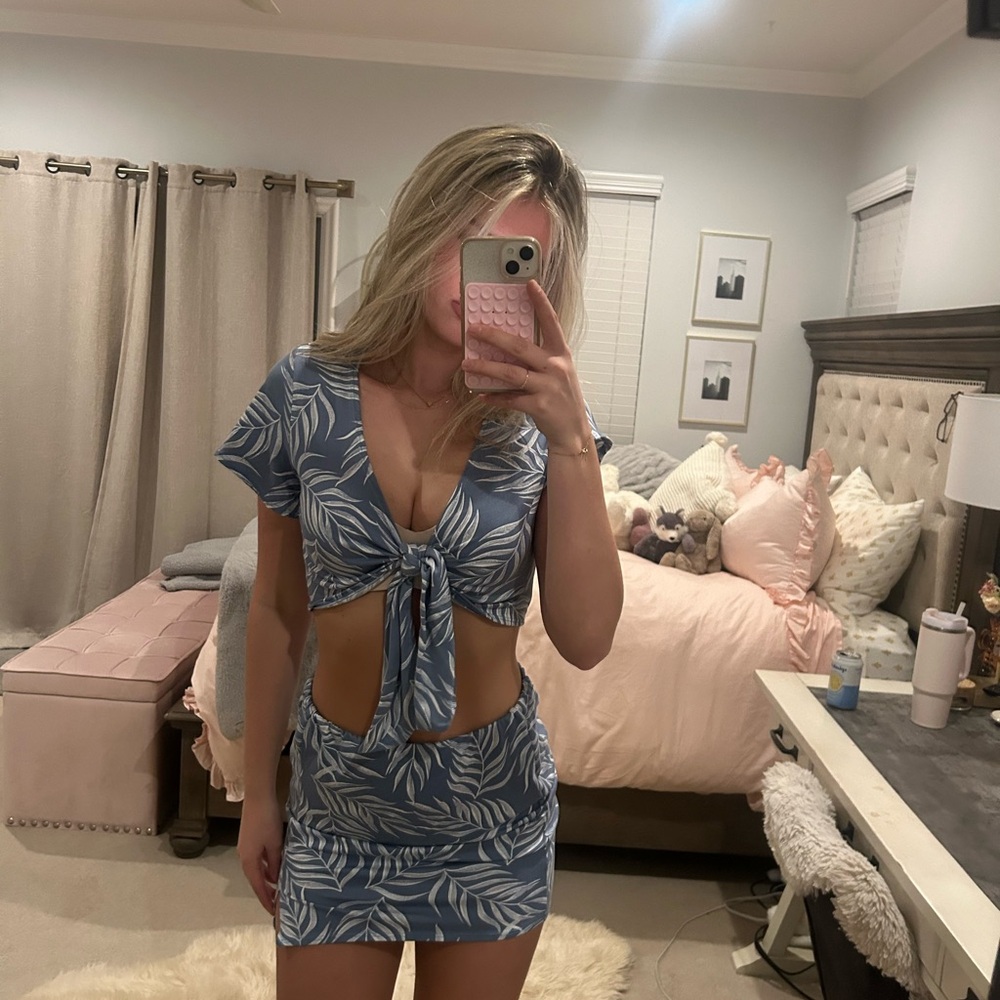 Blue and White Leaf Print set